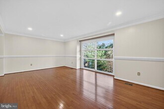 9250 Three Oaks Dr in Silver Spring, MD - Building Photo - Building Photo