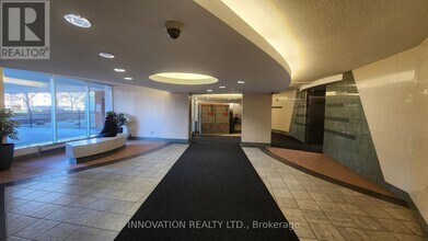 2020 Jasmine Crescent in Ottawa, ON - Building Photo - Building Photo