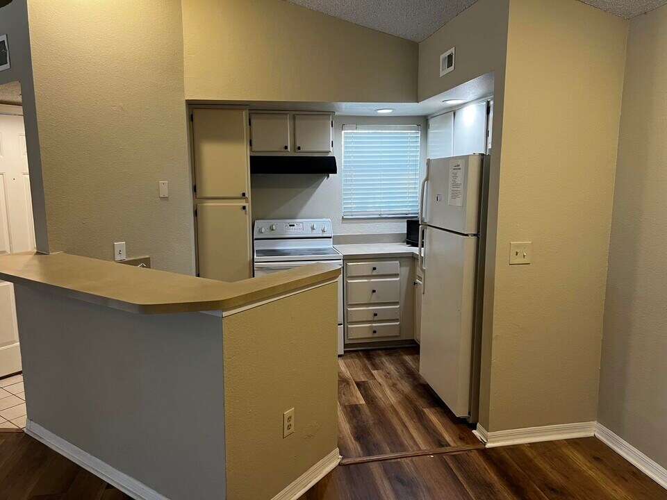 1401 Village Blvd, Unit 221 in West Palm Beach, FL - Foto de edificio