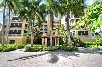 2738 Tiburon Blvd E in Naples, FL - Foto de edificio - Building Photo