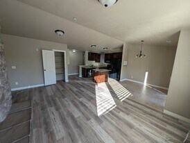 909 S Main St, Unit L in Layton, UT - Building Photo