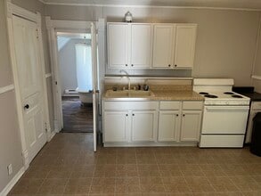 206 S Monroe St, Unit 206 Upper in Clinton, IL - Building Photo - Building Photo