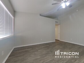 9343 W Mission Ln in Peoria, AZ - Foto de edificio - Building Photo