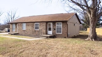 520 N Oak St in Monticello, IL - Building Photo