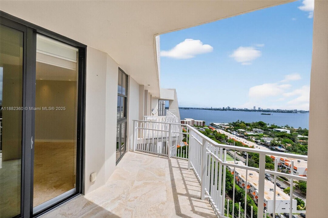 2000 Towerside Terrace in Miami, FL - Building Photo