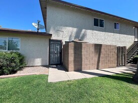 860 E Brown Rd in Mesa, AZ - Building Photo