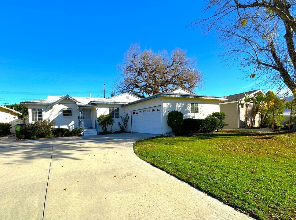 10206 Hillview Ave in Los Angeles, CA - Building Photo
