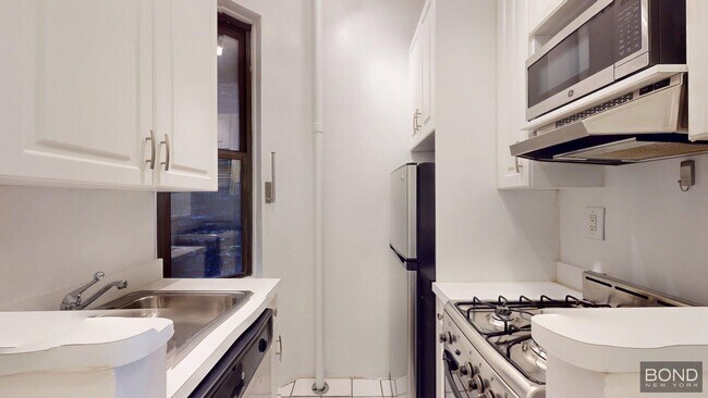 240 E 83rd St in New York, NY - Building Photo - Building Photo