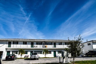 Louisiana Apartments in Fort Pierce, FL - Foto de edificio - Building Photo
