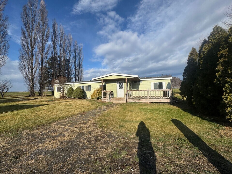 7021 Rd 9 NW in Ephrata, WA - Building Photo