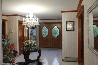 5 New Castle Ct in Morris Plains, NJ - Building Photo - Building Photo