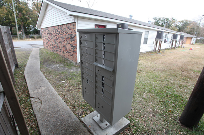 Gulf Breeze Apartments in Pascagoula, MS - Building Photo - Building Photo