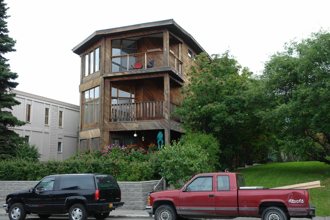 717 O St in Anchorage, AK - Building Photo