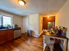 72 Hillside St, Unit 3 in Boston, MA - Foto de edificio - Building Photo