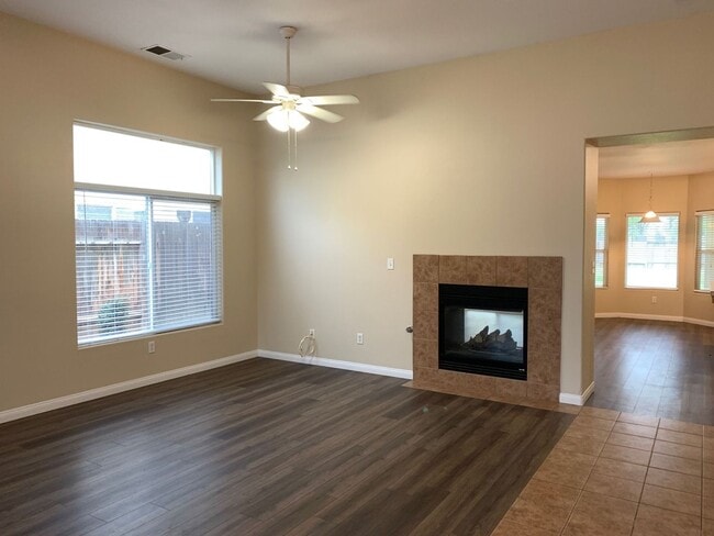 11411 Equinox Ave in Bakersfield, CA - Foto de edificio - Building Photo
