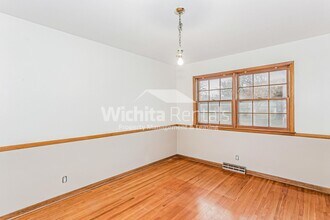 1727 N Young St in Wichita, KS - Foto de edificio - Building Photo