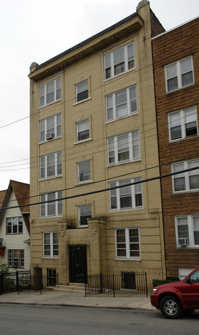 10 Bayley Ave in Yonkers, NY - Foto de edificio - Building Photo