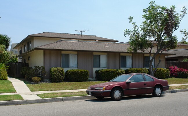 16062 Waikiki Ln in Huntington Beach, CA - Building Photo - Building Photo