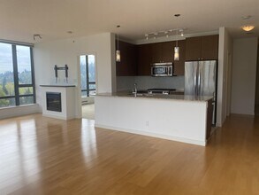 400 Capilano Rd in Port Moody, BC - Building Photo - Building Photo