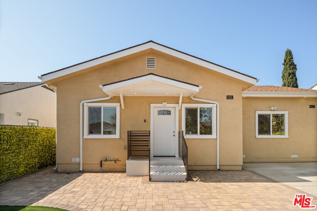 6255 Gentry Ave in Los Angeles, CA - Building Photo