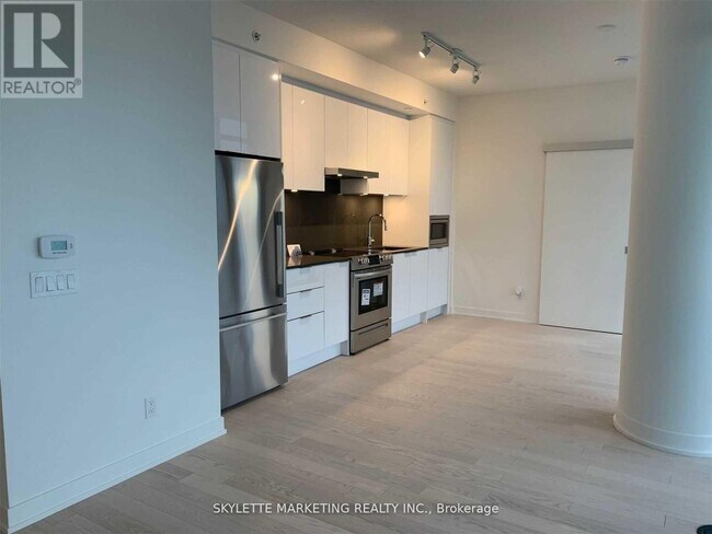 25-3025 Richmond St E in Toronto, ON - Building Photo - Building Photo