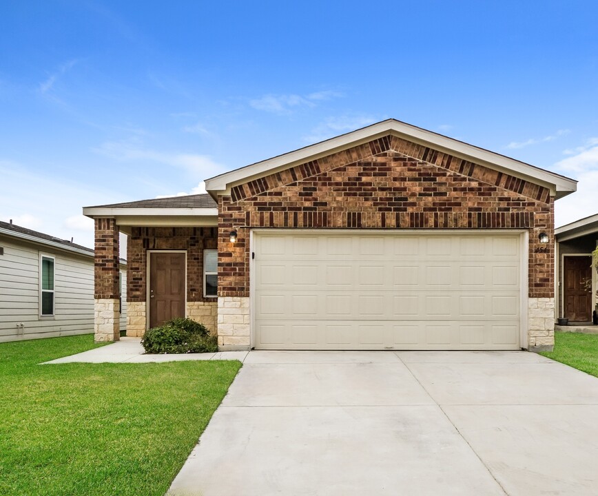 454 Dappled Willow in Canyon Lake, TX - Foto de edificio