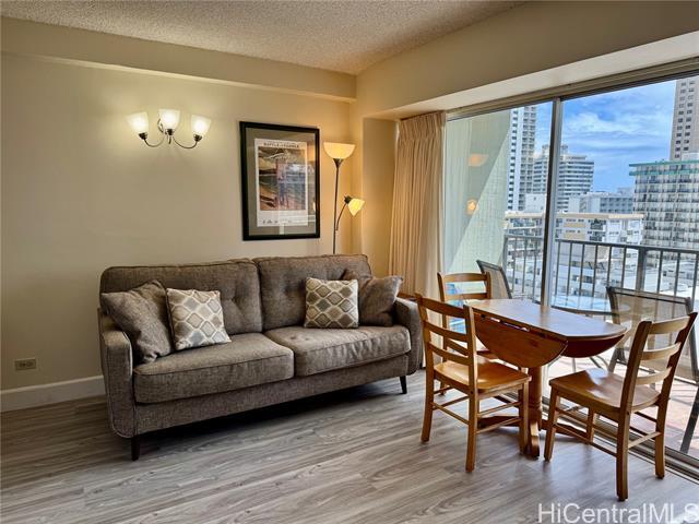 2440 Kuhio Ave. in Honolulu, HI - Building Photo - Building Photo