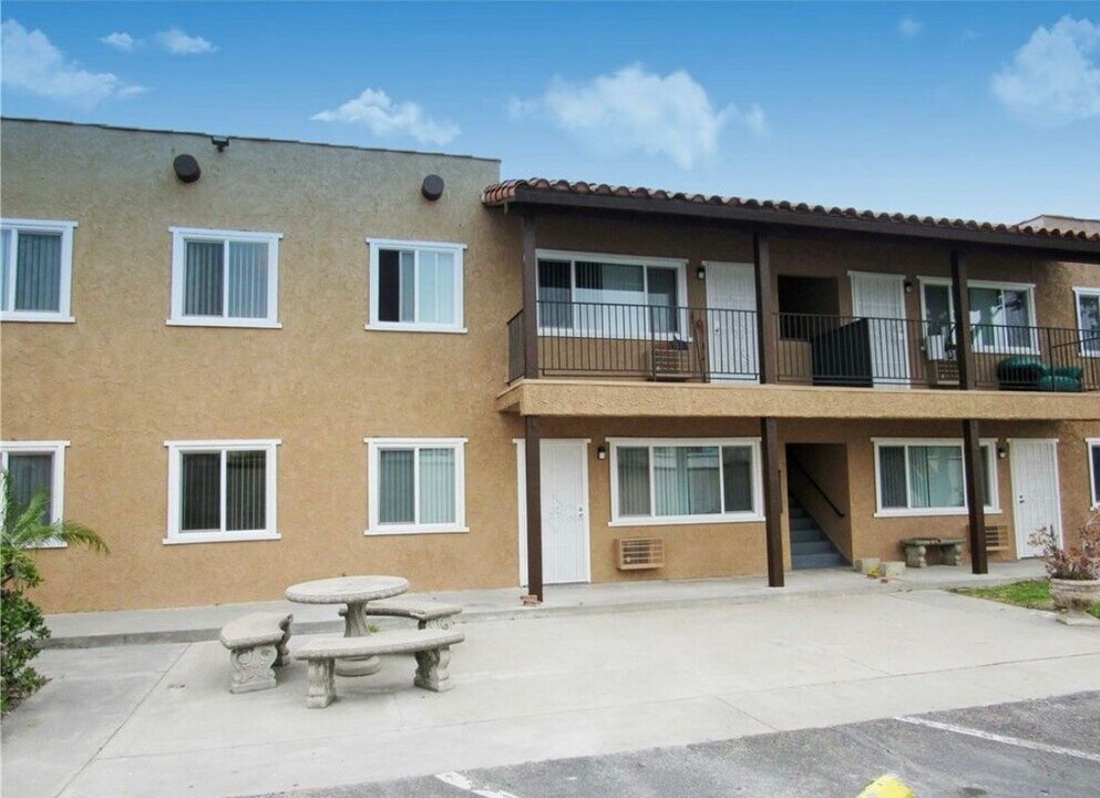 7862 2nd St in Stanton, CA - Building Photo