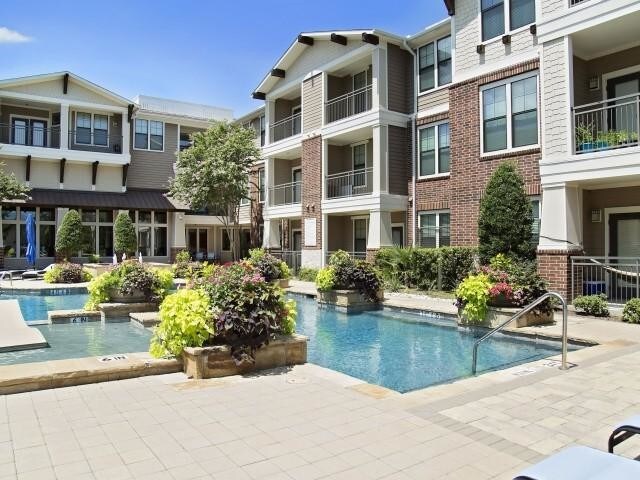 5907 E University Blvd in Dallas, TX - Foto de edificio