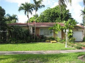 334 Velarde Ave in Coral Gables, FL - Building Photo