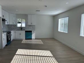 13344 Hubbard St in Los Angeles, CA - Foto de edificio - Building Photo