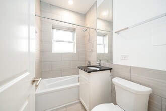 1145 W Lunt Ave in Chicago, IL - Building Photo - Interior Photo