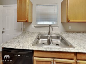 1685 Camden Forrest Way, Unit 701 in Riverdale, GA - Foto de edificio - Building Photo