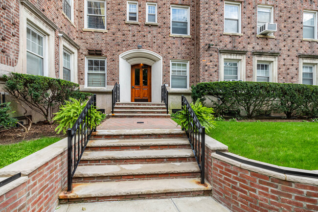 7337 Austin St in Forest Hills, NY - Building Photo - Building Photo