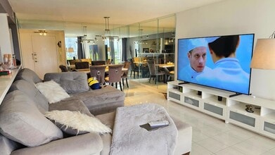 400 Leslie Dr, Unit 807 in Hallandale Beach, FL - Building Photo - Building Photo