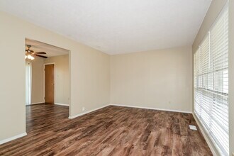 2250 Briarcrest Dr in Florissant, MO - Building Photo - Building Photo