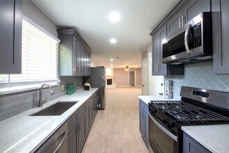 1011 Twinbrooke Dr in Houston, TX - Building Photo - Building Photo