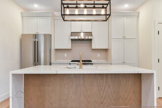 36 McKone St, Unit 1 in Boston, MA - Foto de edificio - Building Photo