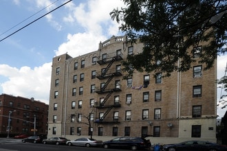 8742 Elmhurst Ave in Elmhurst, NY - Foto de edificio - Building Photo