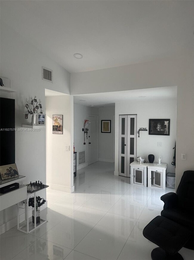 1131 SW 110th Ave in Pembroke Pines, FL - Building Photo - Building Photo