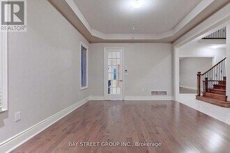 423 Threshing Mill Blvd. in Oakville, ON - Building Photo - Building Photo