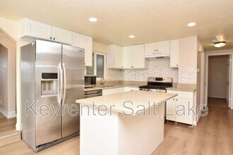 9408 Turnpike Ln in Sandy, UT - Building Photo - Building Photo