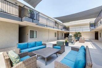 Park Place Apartments in Canoga Park, CA - Foto de edificio - Building Photo