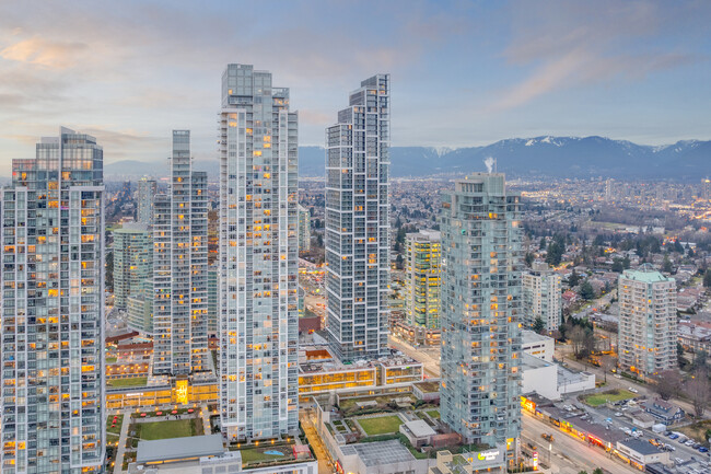 6000 Mckay Av in Burnaby, BC - Building Photo - Building Photo