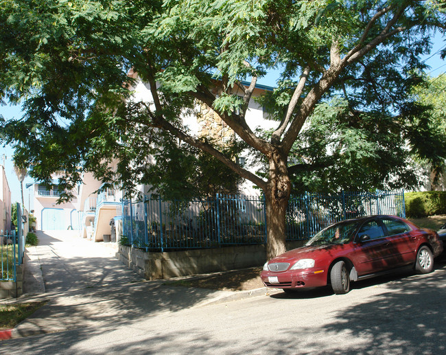 639-641 Robinson St in Los Angeles, CA - Building Photo - Building Photo