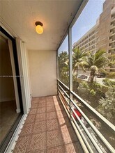 2935 NE 163rd St, Unit 3P in North Miami Beach, FL - Building Photo - Building Photo