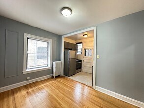 1321.5 W Estes Ave, Unit 43 in Chicago, IL - Foto de edificio - Building Photo