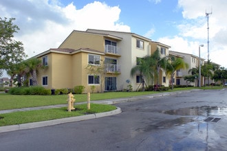 Ernie Martin Villas in Miami, FL - Building Photo - Building Photo