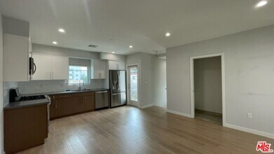5226 Satsuma Ave in Los Angeles, CA - Building Photo - Building Photo
