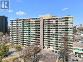 555 Brittany Dr in Ottawa, ON - Building Photo - Building Photo